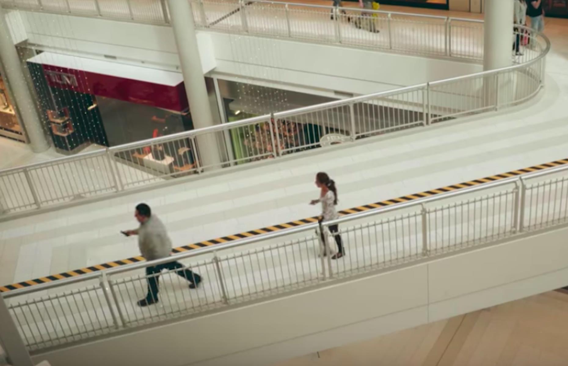 Mall of America marks out texting lanes